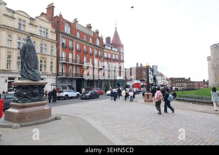 Vista della Windsor High Street, che serpeggia intorno al castello nel quartiere reale di Windsor, Berkshire, Regno Unito. Foto Stock