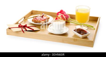 Vassoio con colazione, tulipani e busta isolati su bianco Foto Stock
