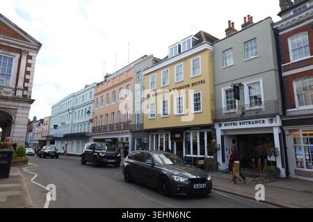 Vista della Windsor High Street, che serpeggia intorno al castello nel quartiere reale di Windsor, Berkshire, Regno Unito. Foto Stock