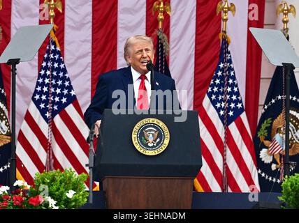 Arlington, Stati Uniti. 25 maggio 2026. Il presidente degli Stati Uniti Donald J Trump pronuncia le sue osservazioni nell'anfiteatro dopo aver deposto una corona presso la Tomba degli ignoti all'Arlington National Cemetery di Arlington, Virginia, il Memorial Day, lunedì 25 maggio 2026. Foto di Kyle Mazza /UPI credito: UPI/Alamy Live News Foto Stock