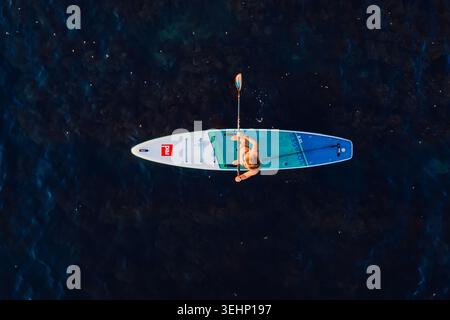 24 maggio 2026. Antalya, Turchia. Donna in stand up paddle in mare da drone aereo Foto Stock