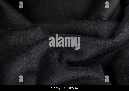 Il fleece è caratterizzato da morbide pieghe, un caldo pile grigio scuro con una texture fleecy e un pelo spesso in luce naturale, con dettagli chiari e un look autentico Foto Stock