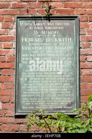Targa commemorativa del vigile del fuoco Howard Beckwith a Stockport, Greater Manchester Foto Stock