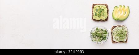 Panini vegetariani con fettine di tofu, microgreen e avocado Foto Stock
