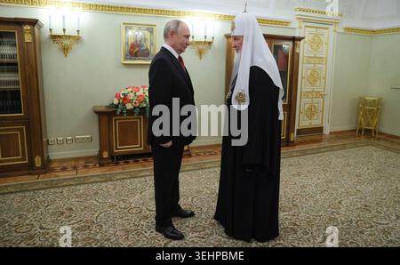 Mosca, Russia. 24 maggio 2026. Il presidente russo Vladimir Putin, a sinistra, si congratula con il Patriarca ortodosso russo Kirill di Mosca e di tutta la Russia per la festa dei Santi Cirillo e Metodio nelle camere patriarcali del Cremlino, 24 maggio 2024, a Mosca, Russia. Crediti: Vyacheslav Prokofyev/piscina del Cremlino/Alamy Live News Foto Stock