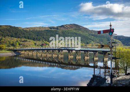 Ponte a pedaggio Penmaenpool - un ponte in legno di grado II che attraversa l'estuario da Dolgellau a Barmouth nel Galles del Nord, Regno Unito Foto Stock
