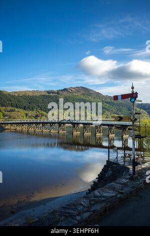 Ponte a pedaggio Penmaenpool - un ponte in legno di grado II che attraversa l'estuario da Dolgellau a Barmouth nel Galles del Nord, Regno Unito Foto Stock