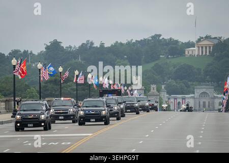 Washington, District of Columbia, USA. 25 maggio 2026. Il vicepresidente JD VANCE lascia l'Arlington National Cemetery dopo gli eventi del Memorial Day ad Arlington, Virginia. (Credit Image: © Matt Kaminsky/ZUMA Press Wire) SOLO PER USO EDITORIALE! Non per USO commerciale! Foto Stock