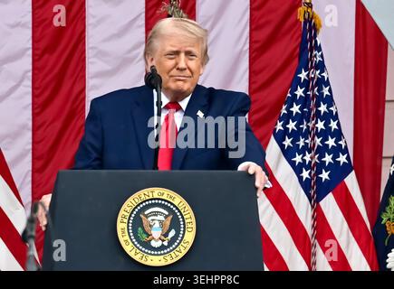 Arlington, Stati Uniti d'America. 25 maggio 2026. Il presidente degli Stati Uniti Donald J Trump pronuncia le sue osservazioni nell'anfiteatro dopo aver deposto una corona presso la Tomba degli ignoti all'Arlington National Cemetery di Arlington, Virginia, lunedì 25 maggio 2026.credito: Kyle Mazza/Pool/Sipa USA Credit: SIPA USA/Alamy Live News Foto Stock