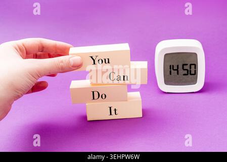 Frase motivazionale e motivazionale che puoi fare su un concetto di fondo minimalista Foto Stock