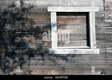 Finestra a bordo e ombra sull'albero su una parete di legno dell'edificio nel Britannia Heritage Shipyard Park, Steveston, Richmond, British Columbia, Canada Foto Stock