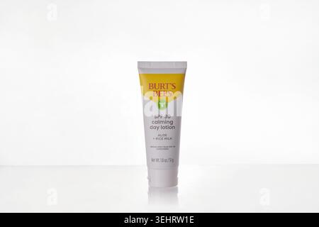Tube of Burt's Bees brand SPF 30 lozione, crema solare rilassante con latte di aloe e riso, ampio spettro spf 30 su sfondo bianco con copia Foto Stock
