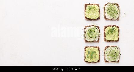 Panini con formaggio tofu, avocado e microgreen Foto Stock