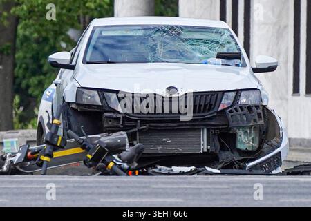 Mosca, Russia. 24 maggio 2026. Conseguenze di una collisione tra un'autovettura e uno scooter elettrico condiviso. Credito: SOPA Images Limited/Alamy Live News Foto Stock