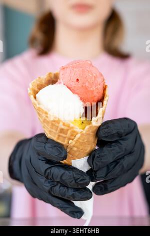 Venditore di gelati, dolciumi gelatiere mano Foto Stock