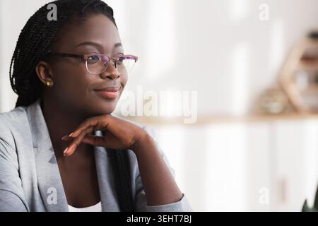 Closeup ritratto di fiducioso african american imprenditrice in bicchieri Foto Stock