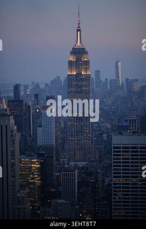 Skyline di Twilight City. Il tramonto illumina l'iconico Skyscraper con vivaci sfumature di New york Foto Stock