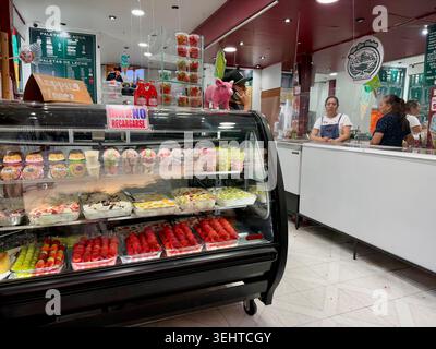 All'interno di un tradizionale paletería a Coyoacán, città del Messico, con paletas colorate, gelati e dessert alla frutta esposti in vendita Foto Stock