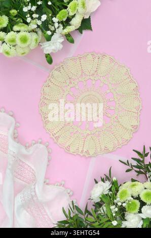 Giallo e due grandi mazzi di fiori bianchi su sfondo rosa. Cerimonia, decorazione, matrimonio, occasione, femminile. Foto Stock