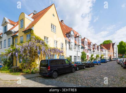 Tipica strada acciottolata ai margini del centro storico di Lübeck Foto Stock