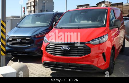 Tavagnacco, Italia. 11 agosto 2024. Due nuovi Ford Transit Custom fuori dalla concessionaria ufficiale. È un furgone di medie dimensioni della casa automobilistica americana. Foto Stock