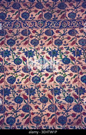 Cappadocia, Turchia, Europa: Piastrelle in ceramica nel tradizionale stile ottomano di Iznik, con motivi floreali nelle sfumature di blu, rosso e turchese Foto Stock