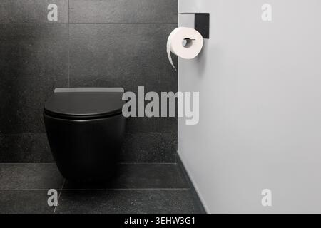 Moderna ciotola nera del WC nel bagno minimalista Foto Stock