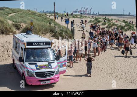 Una lunga coda per gelati in una giornata di estate a Crosby Beach a Merseyside, vicino al fiume Mersey. Foto Stock