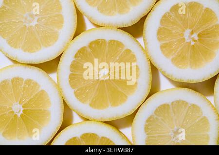 Primo piano di limoni a fette su sfondo bianco Foto Stock