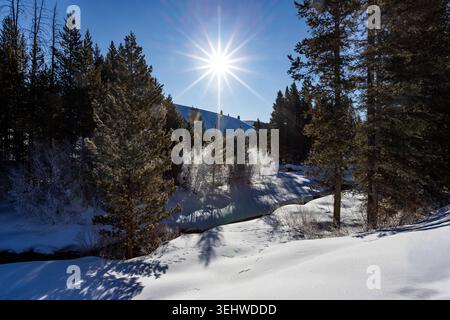 Il sole splende sopra la Sun Valley innevata Foto Stock