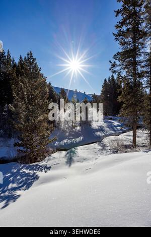 Il sole splende sopra la Sun Valley innevata Foto Stock