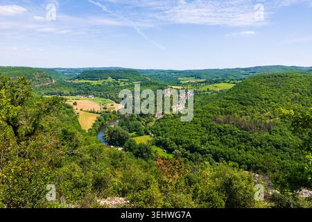 Vista panoramica delle Gole dell'Aveyron a penne con il suo castello e il villaggio medievale nel cuore della foresta di Grésigne Foto Stock
