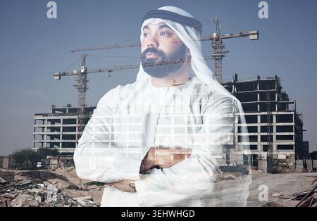Uomo d'affari arabo, edificio o costruzione con doppia esposizione o fiducia per l'architettura. Musulmano, uomo o fede islamica con le armi Foto Stock