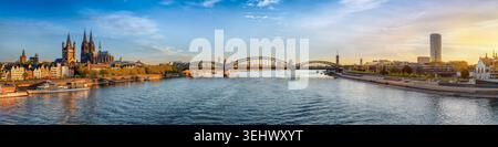 Vista panoramica dello skyline di Colonia, Germania, che si estende dalla città vecchia e dalla cattedrale sul fiume Reno a est durante un dorato su Foto Stock