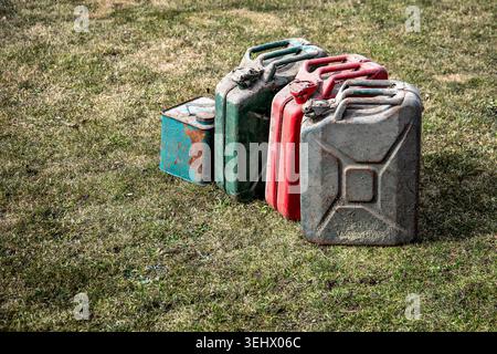 Idea di crisi petrolifera con Rusty Fuel Containers che mostra scarsità e aumento della pressione energetica Foto Stock