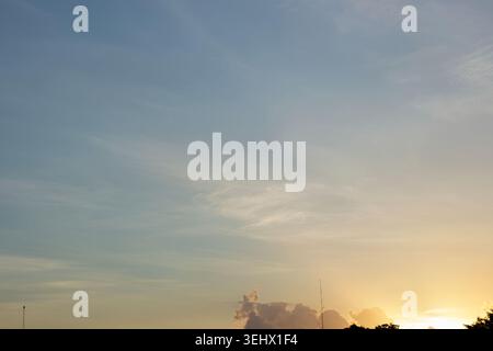 Blue Sky con Wispy Clouds al tramonto. Cielo al tramonto. Ora d'oro. Atmosfera tranquilla. Orizzonte cloud. Foto di alta qualità Foto Stock