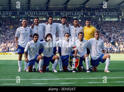 Immagine di archivio. Glasgow Scozia 3 settembre 2005 calcio - qualificazione Coppa del mondo Scozia vs Italia per la Coppa del mondo dell'anno successivo in Germania. La partita termina con un pareggio di 1-1. Foto squadra Italia - 10- Franceso Totti, 9- Christian Vieri, 6- Alessandro Nesta, 11- Vincenzo Iaquinta, 2- Cristian Zaccardo, 1- Angelo Peruzzi, 4- Gennaro Gattuso, 8- Andrea Pirlo, 5- Fabio Cannavaro, 3- Gianluca Zambrotta, 7- Daniele De Rossi, calcio, wm, hampden Park, Foto Stock