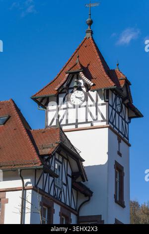 Casa storica costruita nel 1802 con un orologio a graticcio e un campanile, la città barocca ugonotta di Bad Karlshafen, l'alta valle del fiume Weser, Weserberg Foto Stock