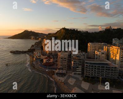 Vista panoramica aerea delle torri costiere e del viale sul lungomare con la luce del tramonto sul mare, a Durazzo in Albania. Foto Stock