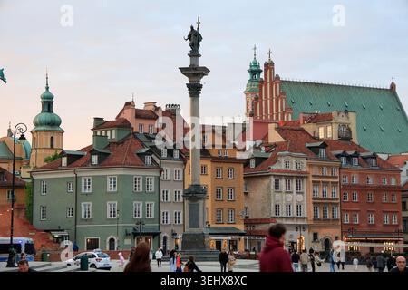 Piazza del Castello nella Vecchia Città di Varsavia con la Colonna di Sigismondo e altri edifici storici sullo sfondo. Varsavia, Polonia Foto Stock