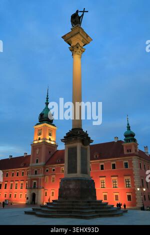 La vista al crepuscolo della Colonna di Sigismondo in Piazza del Castello con il Castello Reale di Varsavia sullo sfondo. Varsavia, Polonia Foto Stock