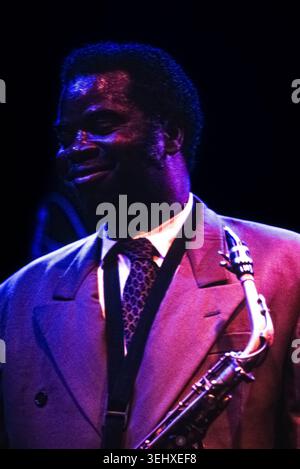 Maceo Parker tiene in mano il suo sassofono tenore durante un'esibizione al Grand. Clapham. Londra. REGNO UNITO. 20/8/1993. Fotografia da 35 mm a colori dell'archivio Foto Stock