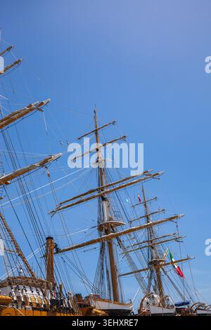 Foto redazionale da vicino che mostra l'intricato equipaggiamento, i montanti, le corde e i dettagli del ponte della storica nave addestrativa della Marina militare italiana Amerigo Vespucci doc Foto Stock