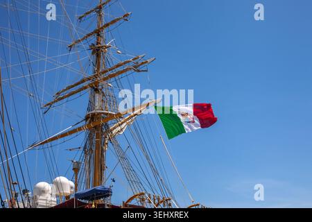 Foto redazionale da vicino che mostra l'intricato equipaggiamento, i montanti, le corde e i dettagli del ponte della storica nave addestrativa della Marina militare italiana Amerigo Vespucci doc Foto Stock