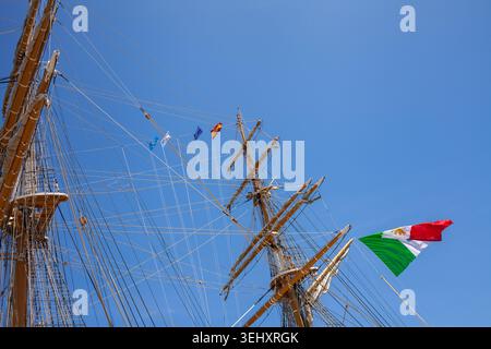 Foto redazionale da vicino che mostra l'intricato equipaggiamento, i montanti, le corde e i dettagli del ponte della storica nave addestrativa della Marina militare italiana Amerigo Vespucci doc Foto Stock