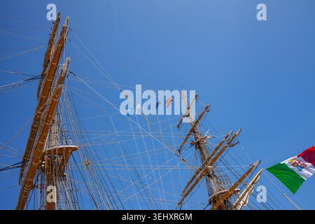 Foto redazionale da vicino che mostra l'intricato equipaggiamento, i montanti, le corde e i dettagli del ponte della storica nave addestrativa della Marina militare italiana Amerigo Vespucci doc Foto Stock