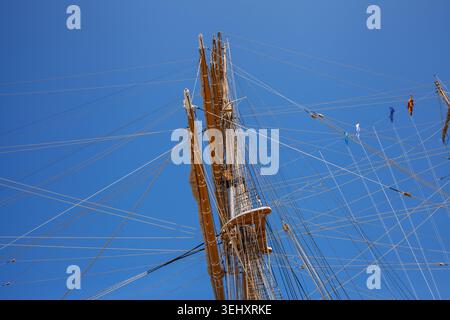 Foto redazionale da vicino che mostra l'intricato equipaggiamento, i montanti, le corde e i dettagli del ponte della storica nave addestrativa della Marina militare italiana Amerigo Vespucci doc Foto Stock
