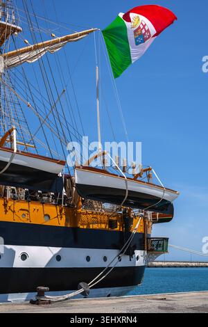 Foto redazionale da vicino che mostra l'intricato equipaggiamento, i montanti, le corde e i dettagli del ponte della storica nave addestrativa della Marina militare italiana Amerigo Vespucci doc Foto Stock