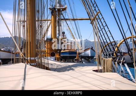 Foto redazionale da vicino che mostra l'intricato equipaggiamento, i montanti, le corde e i dettagli del ponte della storica nave addestrativa della Marina militare italiana Amerigo Vespucci doc Foto Stock