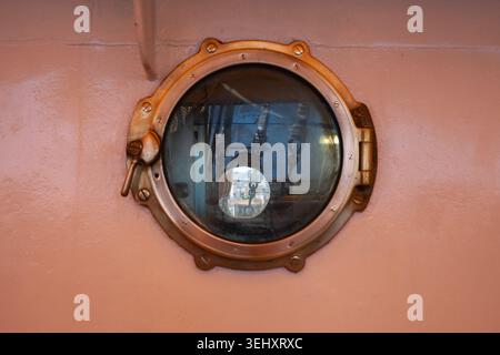 Foto redazionale da vicino che mostra l'intricato equipaggiamento, i montanti, le corde e i dettagli del ponte della storica nave addestrativa della Marina militare italiana Amerigo Vespucci doc Foto Stock